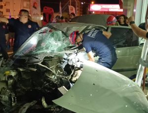 Adana’da otomobil mobilya mağazasına girdi: 1 yaralı