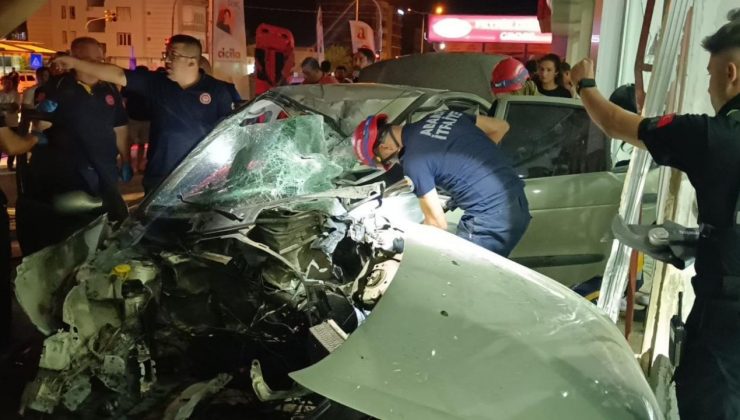 Adana’da otomobil mobilya mağazasına girdi: 1 yaralı