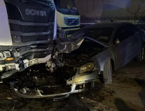 Bolu’da otomobil park halindeki araçlara çarptı: 4 ağır yaralı