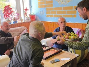 İşyerinde Meyve Ağacından aldığı hasadı müşterilerine ikram etti