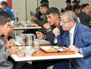 Kars Valisi Ziya Polat, öğrencilerle öğle yemeğinde buluştu