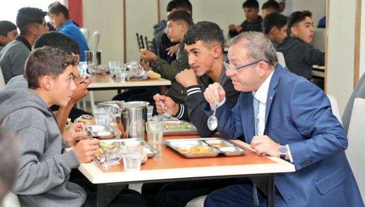Kars Valisi Ziya Polat, öğrencilerle öğle yemeğinde buluştu