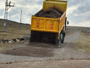 Susuz’da köy yollarında bakım ve onarım çalışmaları sürüyor