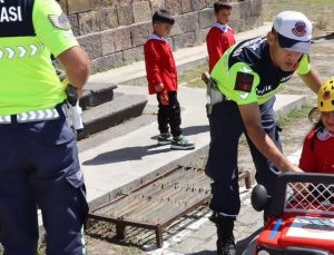 Kars'ta Jandarma'dan öğrencilere trafik güvenliği eğitimi verdi