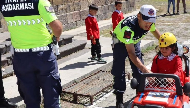 Kars'ta Jandarma'dan öğrencilere trafik güvenliği eğitimi verdi