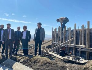 Arpaçay Kaymakamı Akköz, köylerdeki altyapı çalışmalarını yerinde inceledi