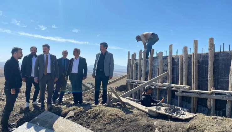 Arpaçay Kaymakamı Akköz, köylerdeki altyapı çalışmalarını yerinde inceledi