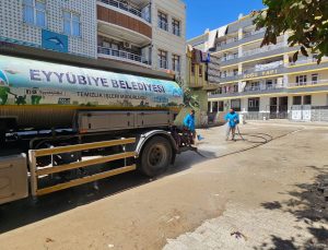 Geceyi gündüze katan temizlik ekibi, Eyyübiye'yi baştan aşağı temizliyor