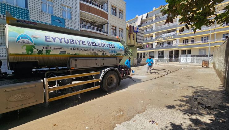 Geceyi gündüze katan temizlik ekibi, Eyyübiye'yi baştan aşağı temizliyor