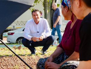 Fuat Köse sahilde fındık kurutan üreticileri ziyaret etti