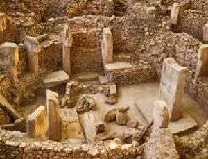Göbeklitepe’de adak olarak yerleştirilmiş insan heykeli bulundu
