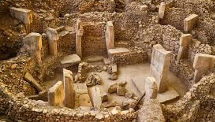 Göbeklitepe’de adak olarak yerleştirilmiş insan heykeli bulundu