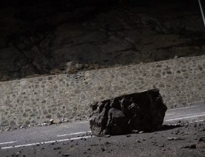 Artvin’de heyelan: Karadeniz sahil yolu trafiğe kapandı