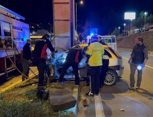 Kontrolden çıkan otomobil üst geçide çarptı: 2 genç hayatını kaybetti