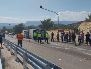 Mersin’de yolcu otobüsü ile kamyon çarpıştı: Ölü ve yaralılar var