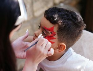 Sağlık Bakanlığı’ndan çocuklarda yüz boyalarına uyarı: “Güvenlik testi yapılmamış ürünlerden uzak durun”