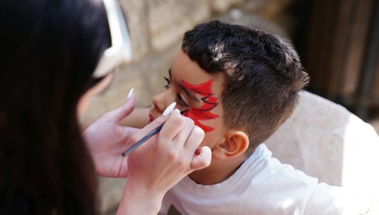 Sağlık Bakanlığı’ndan çocuklarda yüz boyalarına uyarı: “Güvenlik testi yapılmamış ürünlerden uzak durun”
