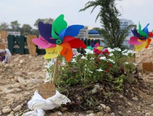 Mezarlığın hüzünlü simgeleri; rüzgar gülleri