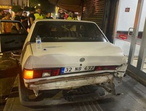 Serik’te park halindeki araca kamyonet çarptı