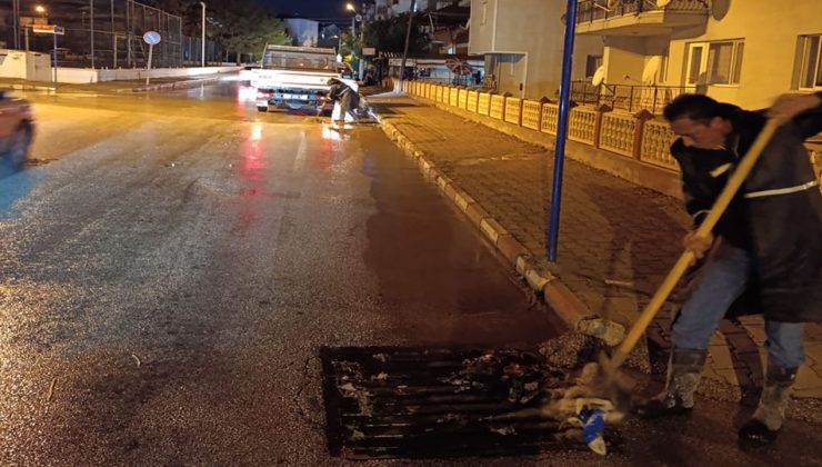 Burdur belediyesi yağmurdan sonra mazgalları temizledi