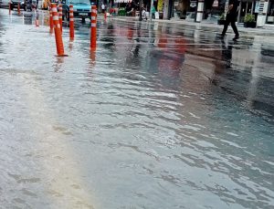 Adana’da su borusu patladı, caddeyi su bastı