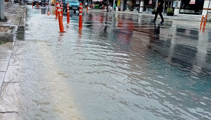 Adana’da su borusu patladı, caddeyi su bastı
