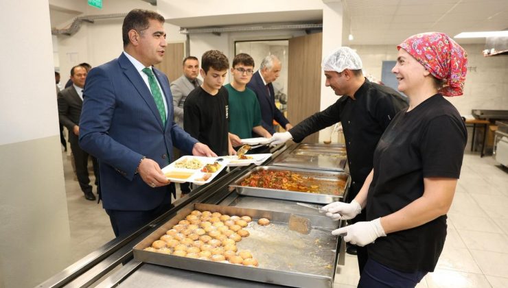 Vali Aslan Lise öğrencileriyle birlikte yemek yedi