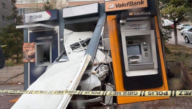 Ankara'da kaygan yolda kaza: Otomobil ATM'ye girdi