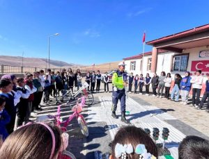 Kars İl Jandarmasından öğrencilere trafik bilinçlendirme semineri