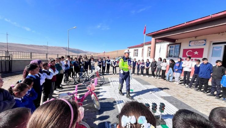 Kars İl Jandarmasından öğrencilere trafik bilinçlendirme semineri