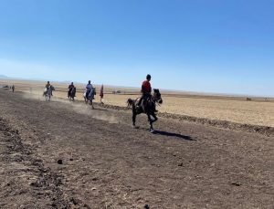 Arpaçay’da 4. geleneksel Rahvan At yarışları coşkusu