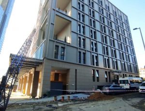 İstanbul Şişli’de kız öğrenci yurduna vinç devrildi