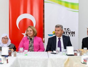 Artvin Valisi Ergün, sakin şehir Şavşat’ta huzurevi sakinlerini ziyaret etti