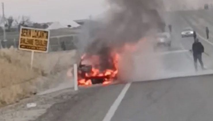 Diyarbakır’da Alev Alan Araç Korkuttu