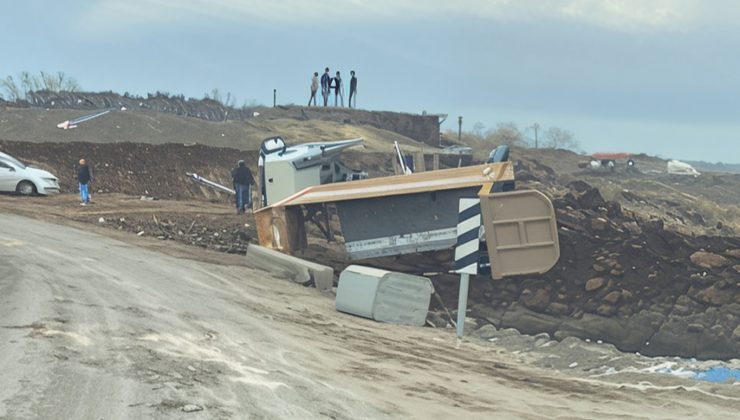 Çınar’da Kontrolden Çıkan Kamyon Devrilerek Yan Yattı