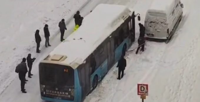 Diyarbakır’da Kar Yağışı Hayatı Felç Etti: Araçlar Yolda Kaldı, Yolcular İtekledi