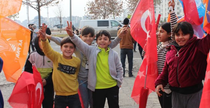 AK Partili Arslan: “Diyarbakır’da Kürt Gençliği Türkiye Bayrağıyla Zafer İşaretini Birlikte Taşıyor”