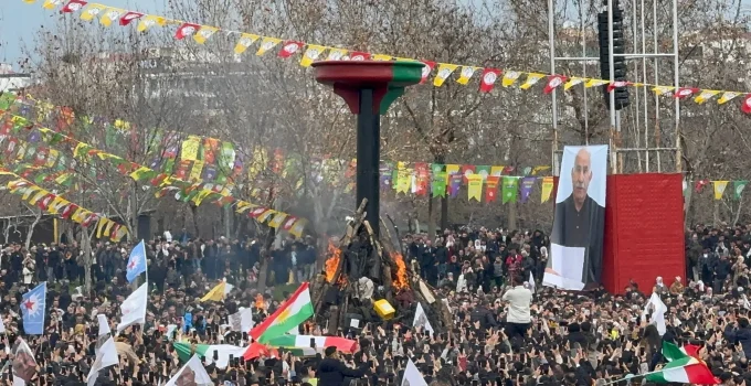 Amed’de Newroz Ateşi Yakıldı
