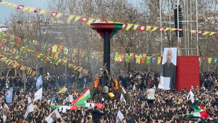 Amed’de Newroz Ateşi Yakıldı