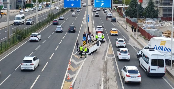 Diyarbakır’da Otomobil Refüje Çarparak Ters Döndü