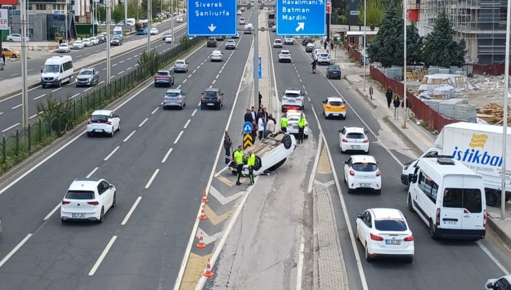 Diyarbakır’da Otomobil Refüje Çarparak Ters Döndü