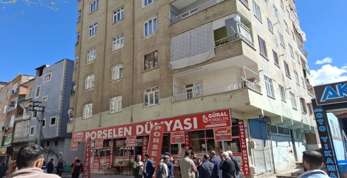 Bağlar’da Binanın Sallandığı İddiası Apartman Sakinlerini Sokağa Döktü