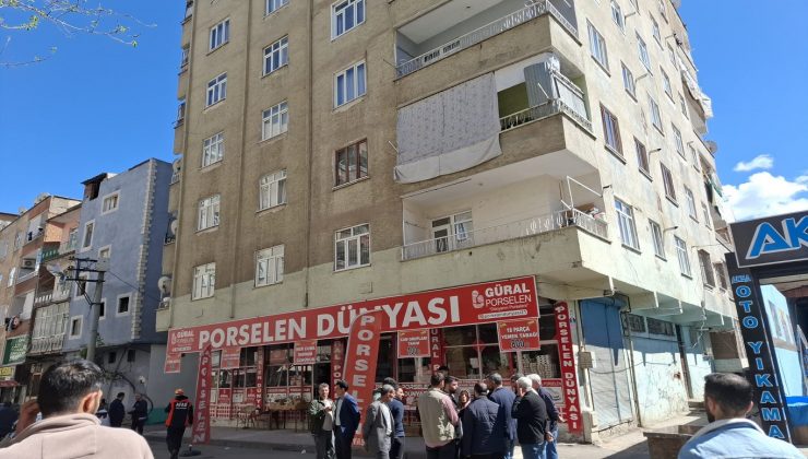 Bağlar’da Binanın Sallandığı İddiası Apartman Sakinlerini Sokağa Döktü