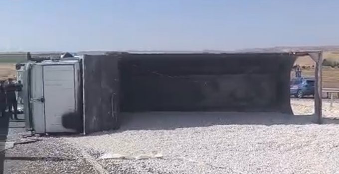 Diyarbakır’da Çakıl Yüklü Kamyon Devrildi: 1 Yaralı
