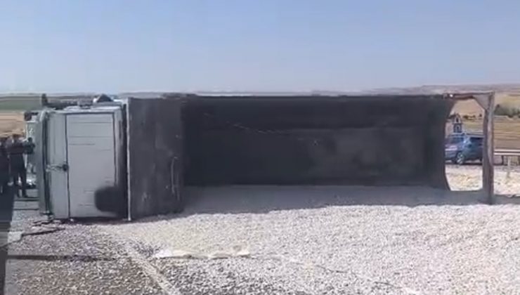 Diyarbakır’da Çakıl Yüklü Kamyon Devrildi: 1 Yaralı