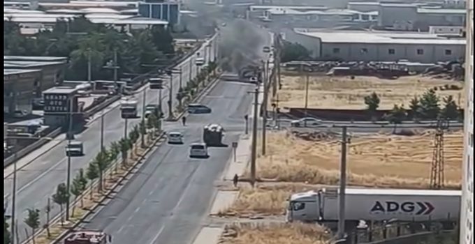Diyarbakır’da Seyir Halindeki Otomobil Alevlere Teslim Oldu