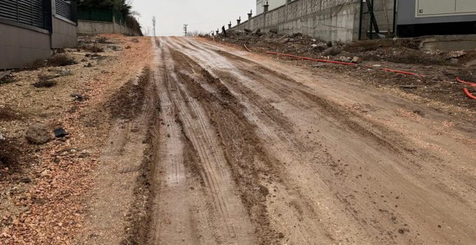 Yıllardır Yapılmayan Yol Mahalle Sakinlerini Mağdur Ediyor