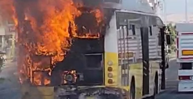 Diyarbakır’da Belediye Otobüsü Alev Alev Yandı