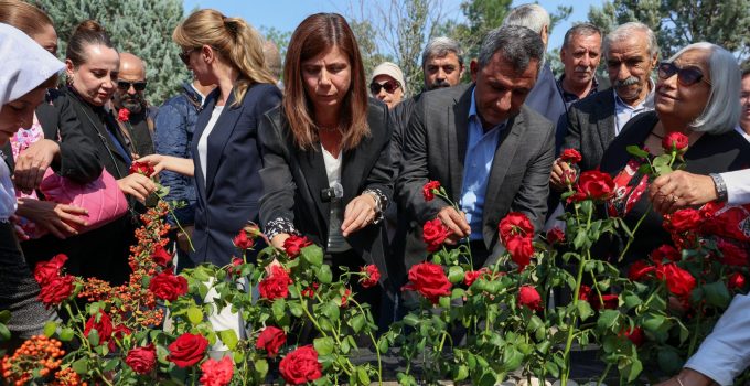 Yazar Mehmet Uzun mezarı başında anıldı
