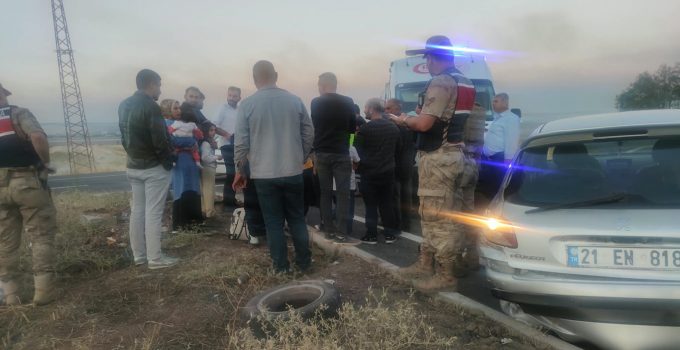 Diyarbakır-Çınar Yolunda 2 Otomobil Çarpıştı: 2 Yaralı